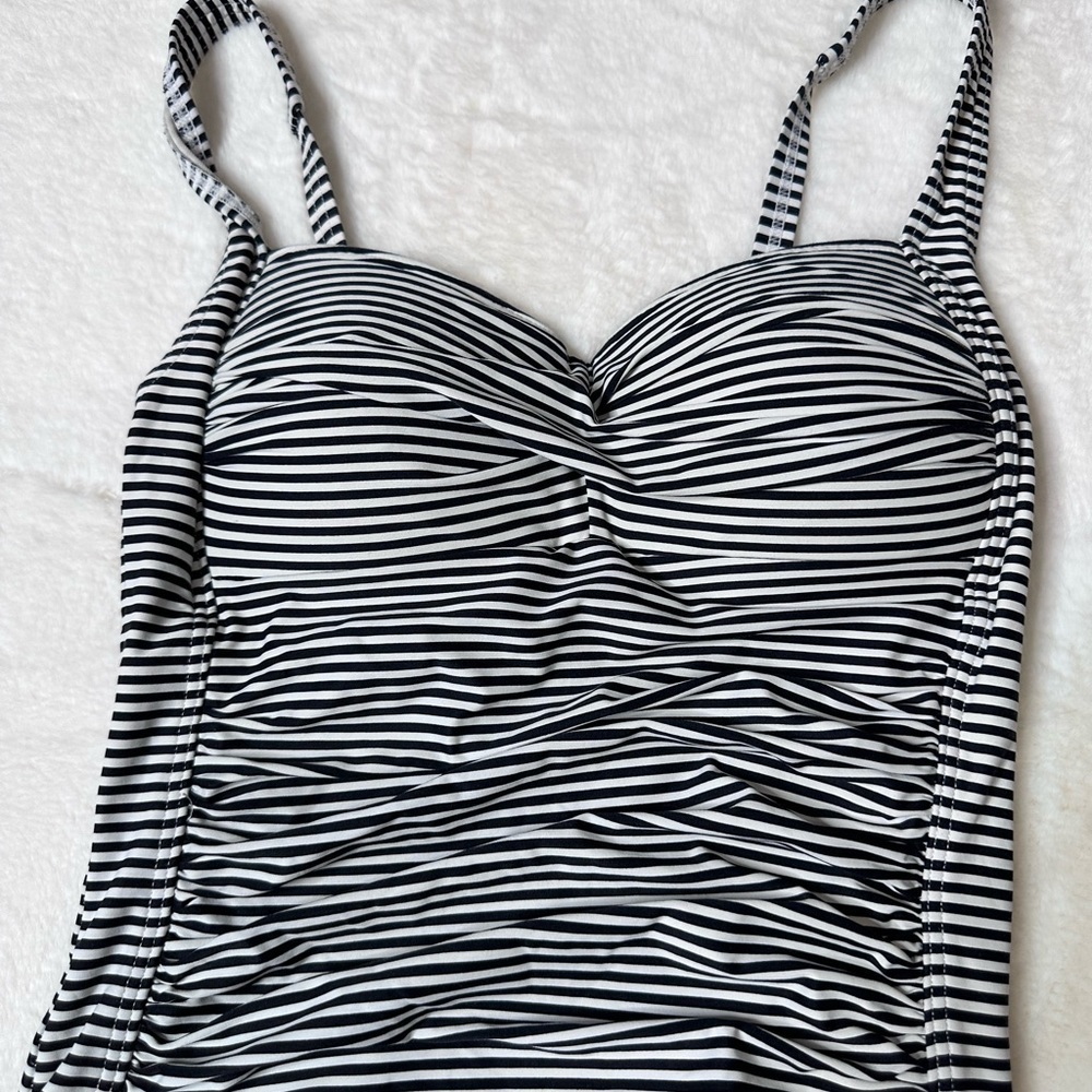 Bond-Eye Swimsuit - Picture 5 of 11